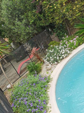 APPARTEMENT EN SOUS SOL DE VILLA avec accès jardin et piscine